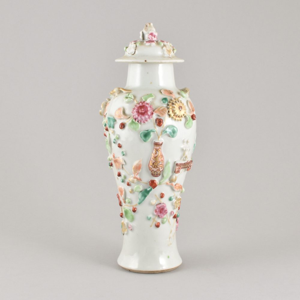 Famille rose Porcelain Qianlong (1735-1795), China Famille rose Porcelain Qianlong (1735-1795), China