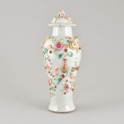 Famille rose Porcelain Qianlong (1735-1795), China Famille rose Porcelain Qianlong (1735-1795), China