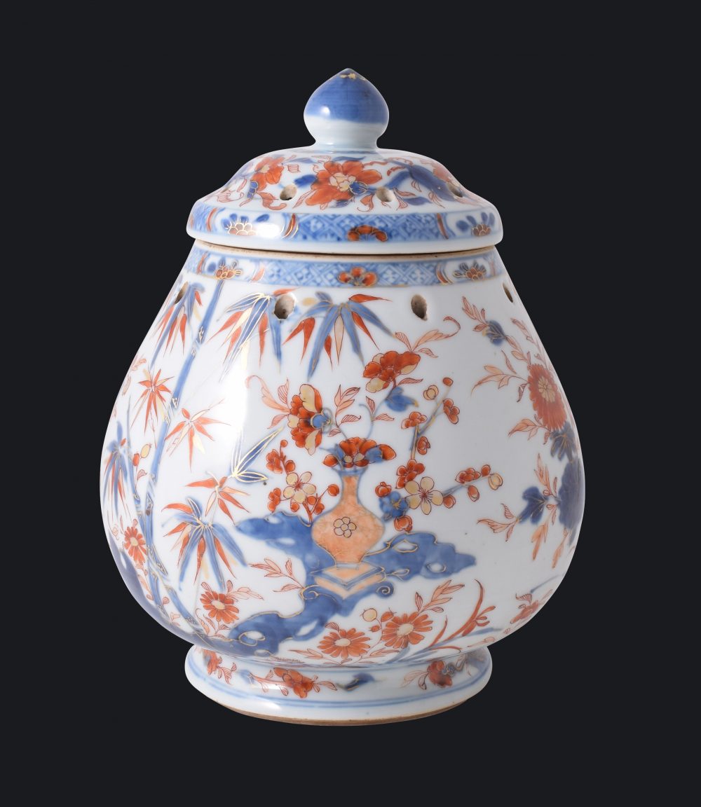 Porcelain Yongzheng period (1723-1735) or Qianlong period (1735-1795), ca. 1725/1750, China Porcelain Yongzheng period (1723-1735) or Qianlong period (1735-1795), ca. 1725/1750, China