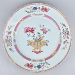 Famille rose Porcelain Yongzheng (1723-1735), China Famille rose Porcelain Yongzheng (1723-1735), China