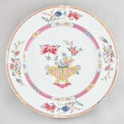 Famille rose Porcelain Yongzheng (1723-1735), China Famille rose Porcelain Yongzheng (1723-1735), China