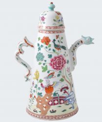 Famille rose Porcelain Qianlong period (1736-1795), circa 1740/1750, China Famille rose Porcelain Qianlong period (1736-1795), circa 1740/1750, China