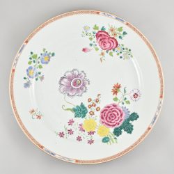 Famille rose Porcelain Qianlong (1735-1795), ca. 1760/70, China Famille rose Porcelain Qianlong (1735-1795), ca. 1760/70, China