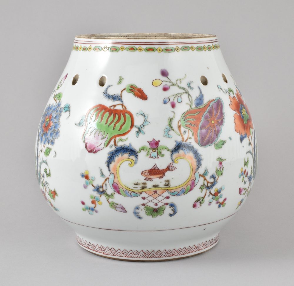 Famille rose Porcelain Qianlong (1735-1795), China Famille rose Porcelain Qianlong (1735-1795), China