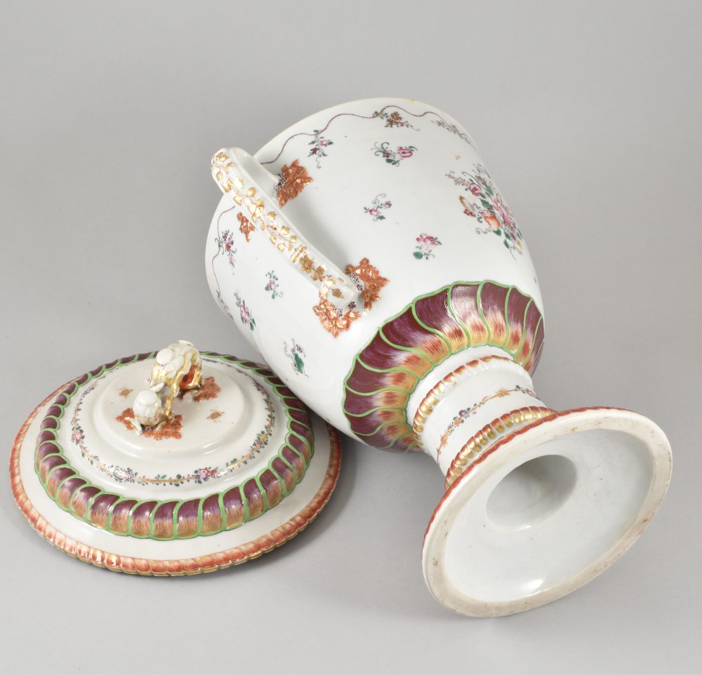 Porcelain Qianlong (1735-1795), circa 1780/90, China Porcelain Qianlong (1735-1795), circa 1780/90, China