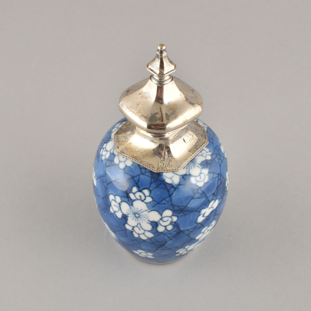 Porcelain Kangxi (1662-1722), China Porcelain Kangxi (1662-1722), China