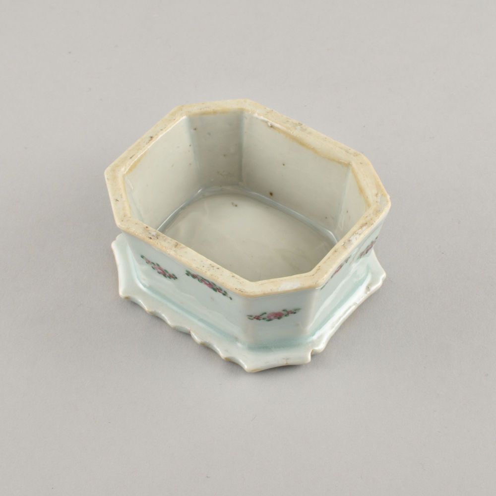 Porcelain Qianlong (1736-1795), ca. 1775, China (for the Portuguese market) Porcelain Qianlong (1736-1795), ca. 1775, China (for the Portuguese market)
