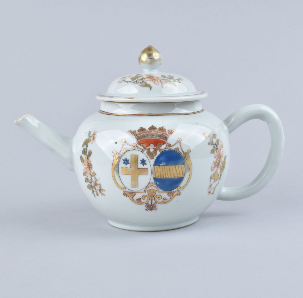 Porcelain Qianlong (1735-1795), circa 1750, China (for the French / American market) Porcelain Qianlong (1735-1795), circa 1750, China (for the French / American market)