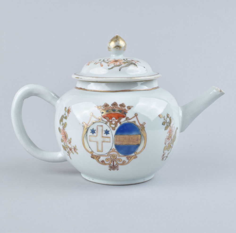 Porcelain Qianlong (1735-1795), circa 1750, China (for the French / American market) Porcelain Qianlong (1735-1795), circa 1750, China (for the French / American market)