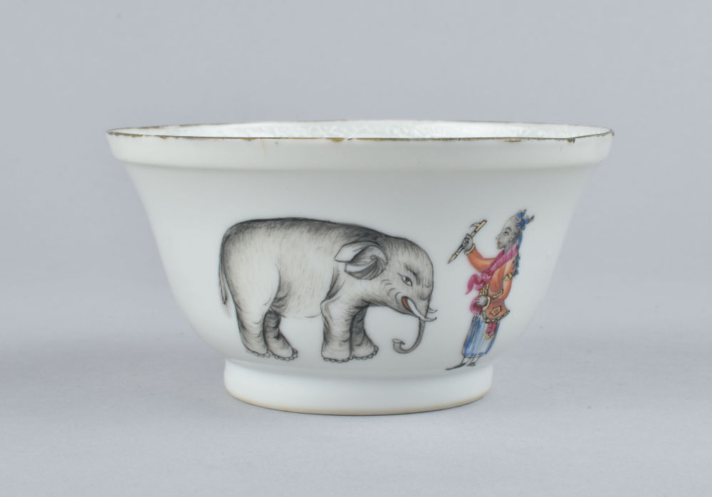 Famille rose Porcelain Qianlong (1735-1795), China Famille rose Porcelain Qianlong (1735-1795), China