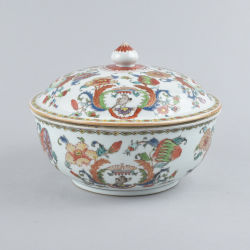 Famille rose Porcelain Qianlong (1735-1795), China Famille rose Porcelain Qianlong (1735-1795), China