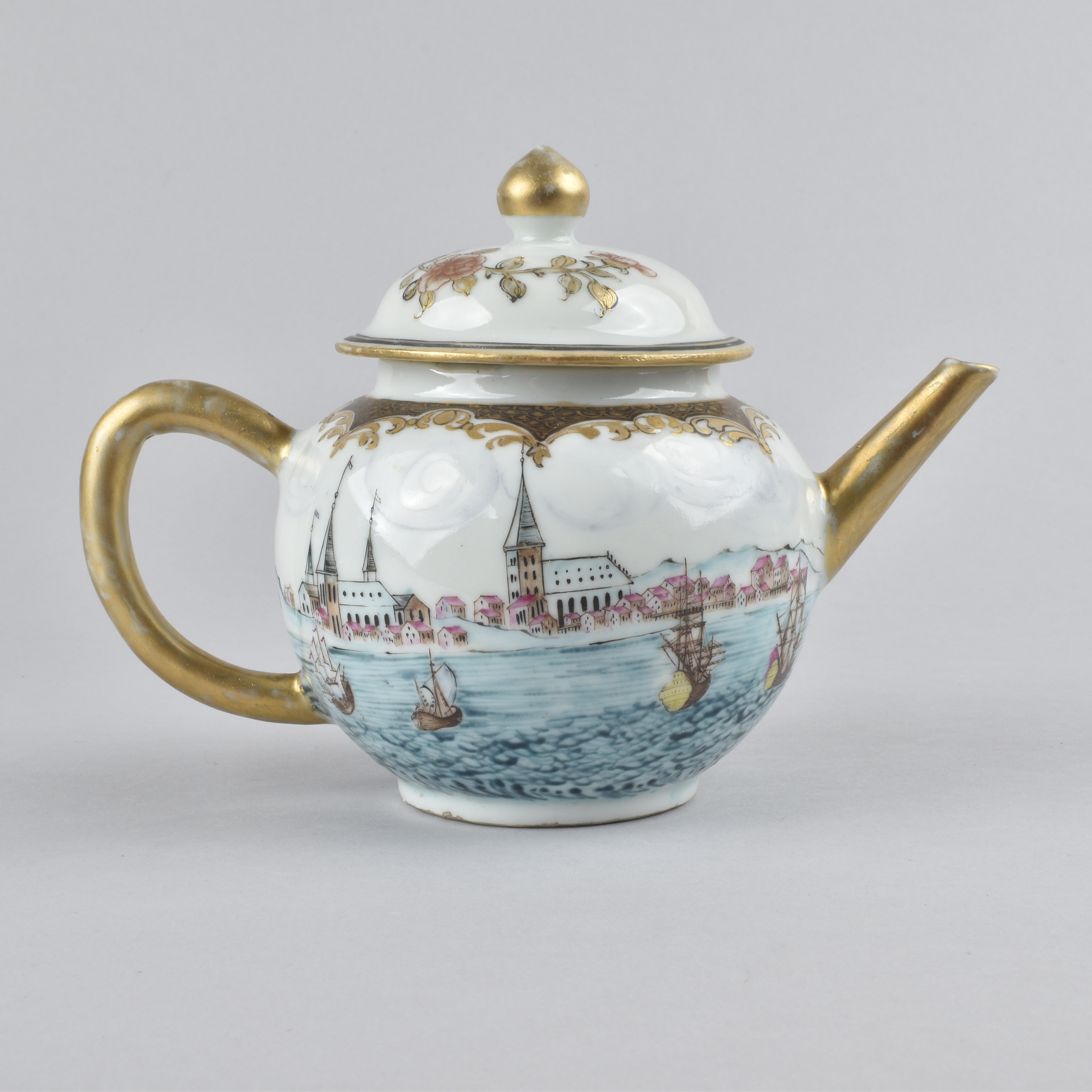 Porcelain Yongzheng period (1736-1795), ca. 1730/1740, China Porcelain Yongzheng period (1736-1795), ca. 1730/1740, China