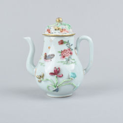 Famille rose Porcelain Yongzheng (1723-1735) / Qianlong (1736-1795), ca. 1730/40, China Famille rose Porcelain Yongzheng (1723-1735) / Qianlong (1736-1795), ca. 1730/40, China