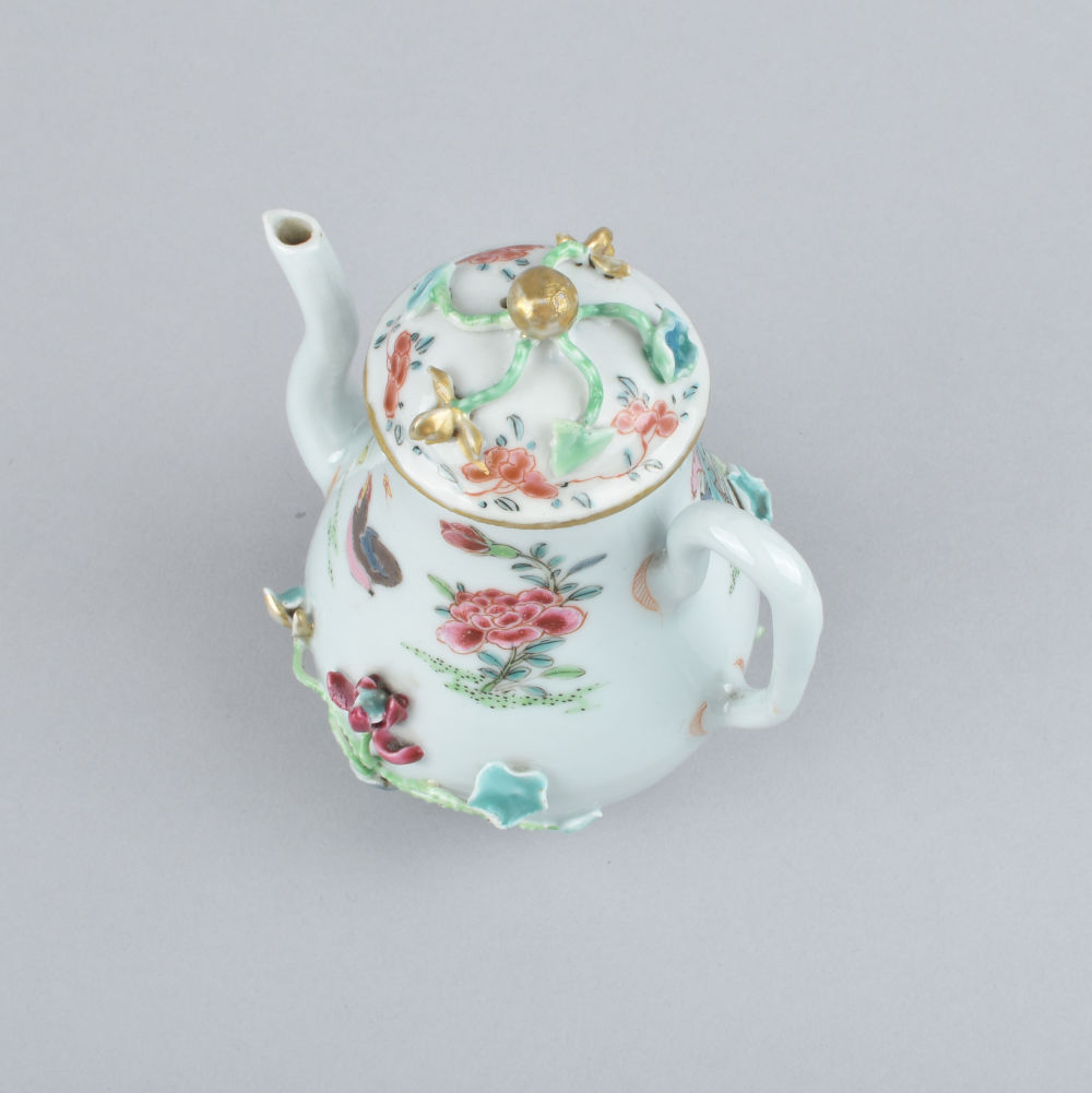 Famille rose Porcelain Yongzheng (1723-1735) / Qianlong (1736-1795), ca. 1730/40, China Famille rose Porcelain Yongzheng (1723-1735) / Qianlong (1736-1795), ca. 1730/40, China