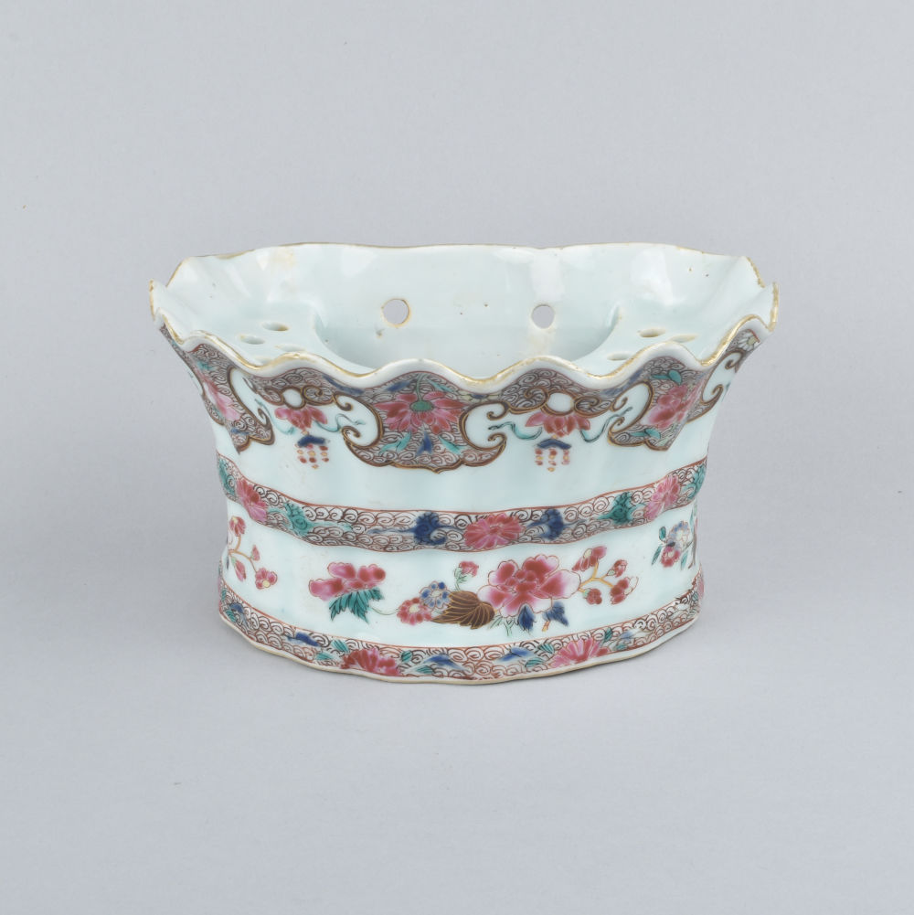 Famille rose Porcelain Yongzheng (1723-1735) / Qianlong (1736-1795), ca. 1730/40, China Famille rose Porcelain Yongzheng (1723-1735) / Qianlong (1736-1795), ca. 1730/40, China